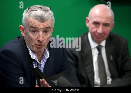 Chef de la direction de Ryanair Michael O'Leary et Sir John Elvidge, président de l'aéroport d'Edinburgh (à droite) lors d'une conférence de presse à Edimbourg où Ryanair a annoncé son horaire d'hiver 2017 de l'Ecosse. Banque D'Images