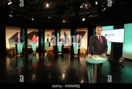 Marc présentateur Mallett devant (de gauche à droite) leader unioniste de l'Ulster Mike Nesbitt, du Sinn Fein Michelle O'Neill, chef de DUP Arlene Foster, leader de l'Alliance, Naomi Long , Leader SDLP Colum Eastwood à Studios UTV à Havlock Chambre à Belfast pour l'Assemblée d'Irlande du débat. Banque D'Images