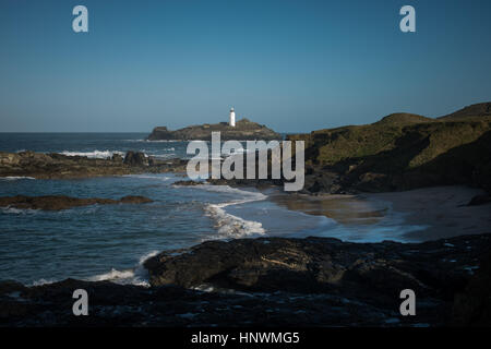 Godrevy Lighthouse, un phare blanc sur une petite île au large de la côte de Cornouailles près de St Ives, UK. Banque D'Images