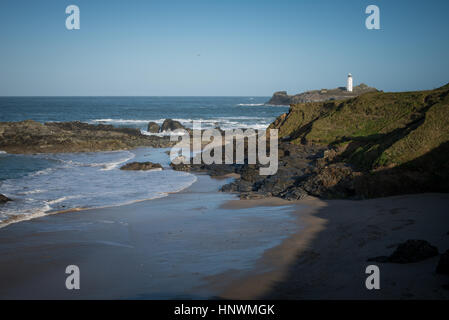 Godrevy Lighthouse, un phare blanc sur une petite île au large de la côte de Cornouailles près de St Ives, UK. Banque D'Images