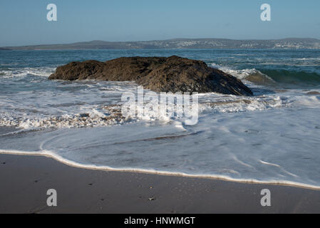 Les roches déchiquetées, de la mer et des vagues à la plage de Godrevy près de St Ives en Cornouailles, Royaume-Uni. Banque D'Images