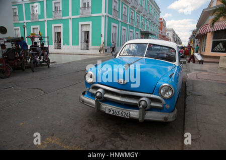 Un vieux classique American 1950 voiture garée à l'extérieur de l'hôtel La Union Cienfuegos à Cuba Banque D'Images