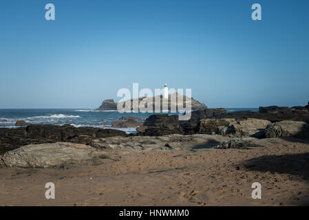 Godrevy Lighthouse, un phare blanc sur une petite île au large de la côte de Cornouailles près de St Ives, UK. Banque D'Images