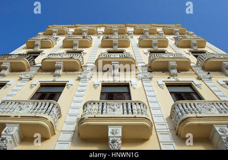 Vue vers le haut de la façade de l'édifice, Gomez de Avila Plaza Vieja, La Havane, Cuba Banque D'Images