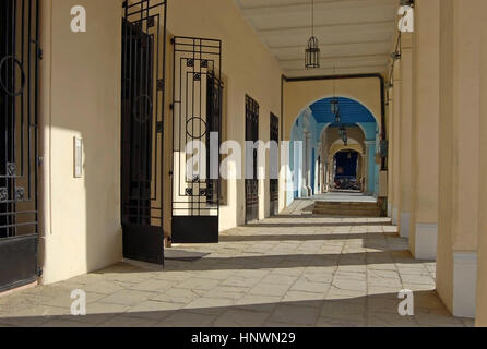 Afficher le long de la Plaza Vieja de portique continu, La Havane, Cuba Banque D'Images