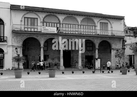 Tribune de l'art contemporain cubain, la Plaza Vieja, La Havane, Cuba Banque D'Images