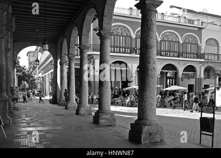 Vue sur le portique de la galerie continue de l'art contemporain cubain, la Plaza Vieja, La Havane, Cuba Banque D'Images