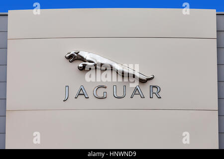 Jaguar l'occasion d'un concessionnaire local. Jaguar est un constructeur automobile multinationale britannique avec son siège à Whitley, Coventry, Angleterre. Banque D'Images