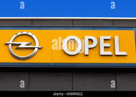 Opel signe en un concessionnaire local. Opel est un constructeur automobile allemand ayant son siège en Allemagne, filiale du groupe américain General Motors. Banque D'Images