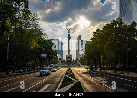 Paseo de La Reforma Avenue et Ángel de la Independencia - Mexico, Mexique Banque D'Images