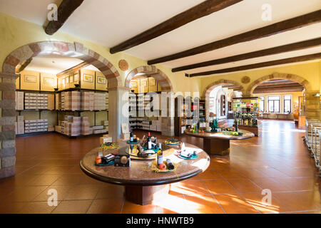 Le magasin de vin à la Sella & Mosca's vinery construit en 1903 près de Alghero, Sassari, Sardaigne Italie Banque D'Images