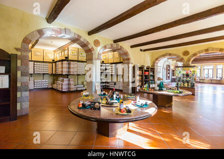 Le magasin de vin à la Sella & Mosca's vinery construit en 1903 près de Alghero, Sassari, Sardaigne Italie Banque D'Images