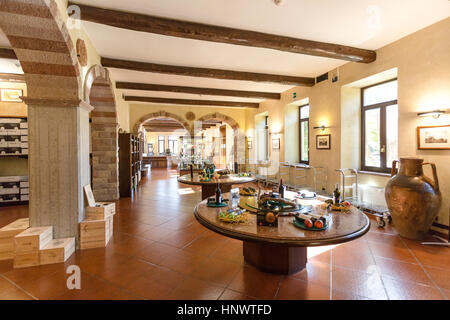 Le magasin de vin à la Sella & Mosca's vinery construit en 1903 près de Alghero, Sassari, Sardaigne Italie Banque D'Images