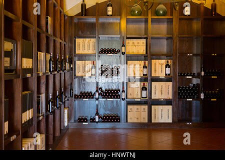 Le magasin de vin à la Sella & Mosca's vinery construit en 1903 près de Alghero, Sassari, Sardaigne Italie Banque D'Images