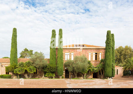 Historique Le domaine viticole Sella & Mosca construit en 1903 près de Alghero, Sassari, Sardaigne Italie Banque D'Images