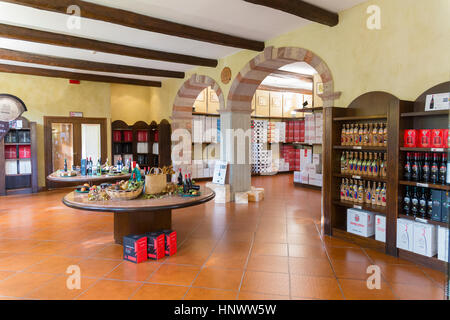 Le magasin de vin à la Sella & Mosca's vinery construit en 1903 près de Alghero, Sassari, Sardaigne Italie Banque D'Images