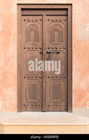 Vieille porte sculptée. Porte d'entrée en bois d'un ancien fort arabe à Al Ain, Émirats Arabes Unis Banque D'Images