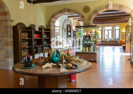 Le magasin de vin à la Sella & Mosca's vinery construit en 1903 près de Alghero, Sassari, Sardaigne Italie Banque D'Images