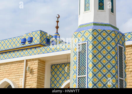 Mosquée de Al Ain, Émirats arabes unis. Tuiles de couleurs sur l'extérieur d'un édifice religieux dans ce pays du GCC Banque D'Images