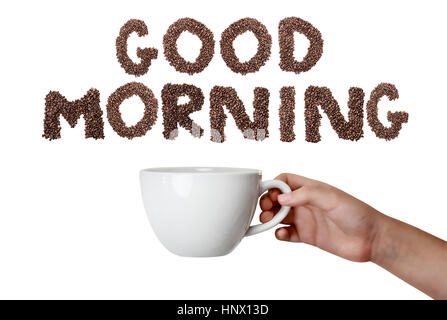 Isolated woman's hand holding Coffee cup sur fond blanc avec une expression Bonjour énoncés dans les grains de café. Banque D'Images