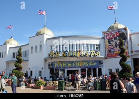 Clacton On Sea , Royaume Uni - 26 août 2016 : Poissons et Chip shop annoncé sur Clacton Pier Banque D'Images