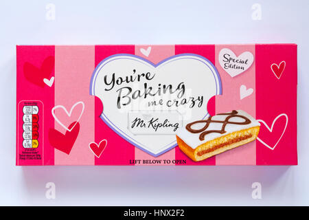 Fort de Vous êtes la cuisson moi fou Mr Kipling bakewell tart de tranches pour la Saint-Valentin isolé sur fond blanc Banque D'Images