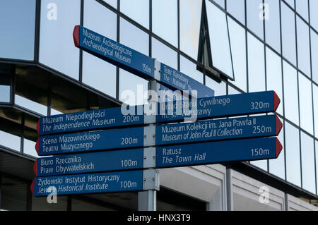 Sur les grilles de l'Hôtel de ville de Varsovie, la Pologne est le blason des armoiries de la Pologne, région de Mazovie Voïvodie de Mazovie et siège de ,et la c Banque D'Images