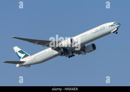 Cathay Pacific Airways Boeing 777-367ER B-CPK décollant de l'aéroport Heathrow de Londres, dans le ciel bleu Banque D'Images