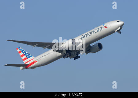 American Airlines Boeing 777-323ER N726UN décollant de l'aéroport Heathrow de Londres, dans le ciel bleu Banque D'Images