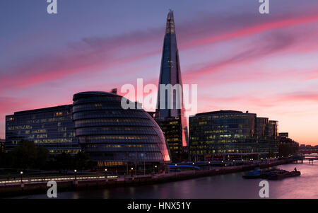 Le Shard et bâtiments de l'Hôtel de Ville au coucher du soleil, Londres, Royaume-Uni Banque D'Images