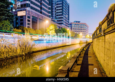 Canal avec sentier pédestre et de bâtiments à Hangzhou dans la nuit Banque D'Images