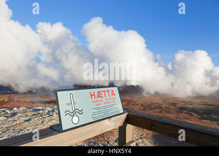 Panneau d'avertissement et d'évents à vapeur / fumerolles à Gunnuhver, zone géothermique et centre de la système volcanique, l'Islande Reykjanes Banque D'Images