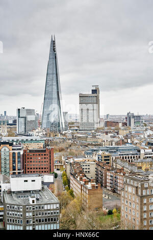 Sur les toits de la ville avec la construction d'échardes, London, UK Banque D'Images