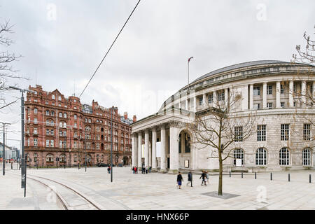 Vue urbaine avec la bibliothèque centrale circulaire, Manchester, UK Banque D'Images