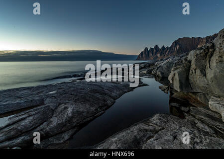 Vue sur la mer en direction d'Okshornan Tunganeset sur l'île de Senja en automne, la Norvège arctique Banque D'Images