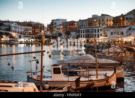 Bateaux dans port, Es Castell, Menorca, Espagne Banque D'Images