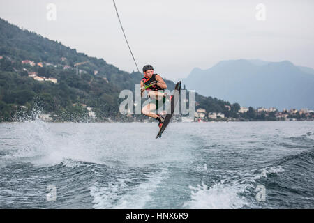 Waterskier le ski nautique, le lac Maggiore, Verbania, Piemonte, Italie Banque D'Images