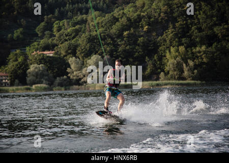 Waterskier le ski nautique, le lac Maggiore, Verbania, Piemonte, Italie Banque D'Images