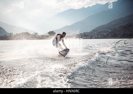 Waterskier le ski nautique, le lac Maggiore, Verbania, Piemonte, Italie Banque D'Images