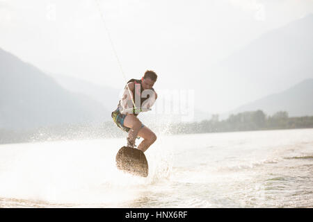 Waterskier le ski nautique, le lac Maggiore, Verbania, Piemonte, Italie Banque D'Images