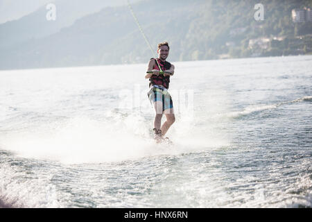 Waterskier le ski nautique, le lac Maggiore, Verbania, Piemonte, Italie Banque D'Images