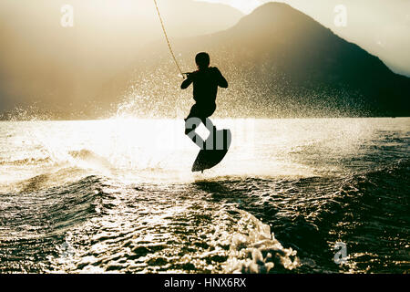 Silhouette d'waterskier le ski nautique, le lac Maggiore, Verbania, Piemonte, Italie Banque D'Images