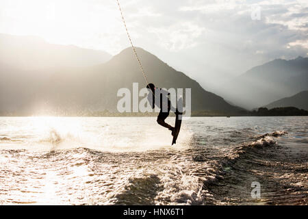 Silhouette d'waterskier le ski nautique, le lac Maggiore, Verbania, Piemonte, Italie Banque D'Images