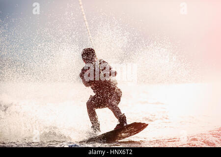 Waterskier le ski nautique, le lac Maggiore, Verbania, Piemonte, Italie Banque D'Images