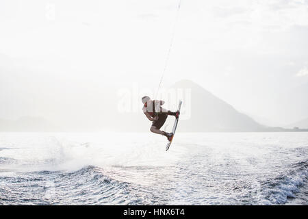 Waterskier le ski nautique, le lac Maggiore, Verbania, Piemonte, Italie Banque D'Images