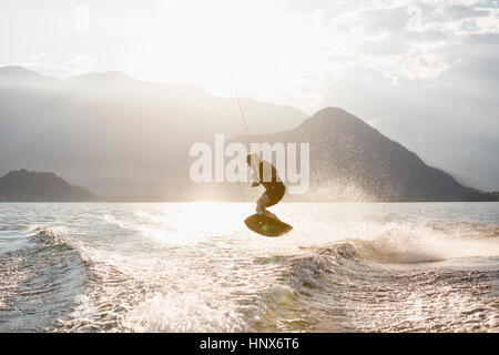 Waterskier le ski nautique, le lac Maggiore, Verbania, Piemonte, Italie Banque D'Images