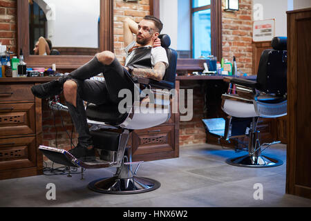 Coiffure sitting in chair en coiffure Banque D'Images