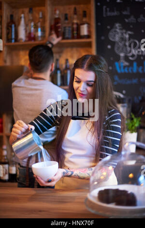 Faire le café barista Banque D'Images