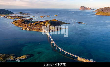 Vue aérienne de la célèbre Sommaroy pont traversera de l'île de Kvaloya Sommaroy Island à l'automne, la Norvège arctique