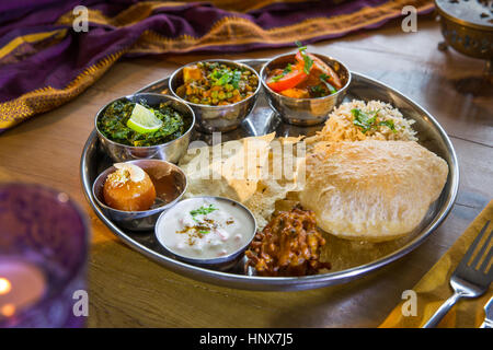 Thali cuisine indienne, bols sur table de restaurant Banque D'Images